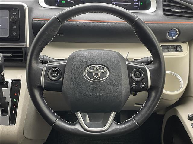 【純正革巻きステアリング】上質な革を使用することで、手にしっかり馴染み運転しやすい素晴らしいハンドルです。