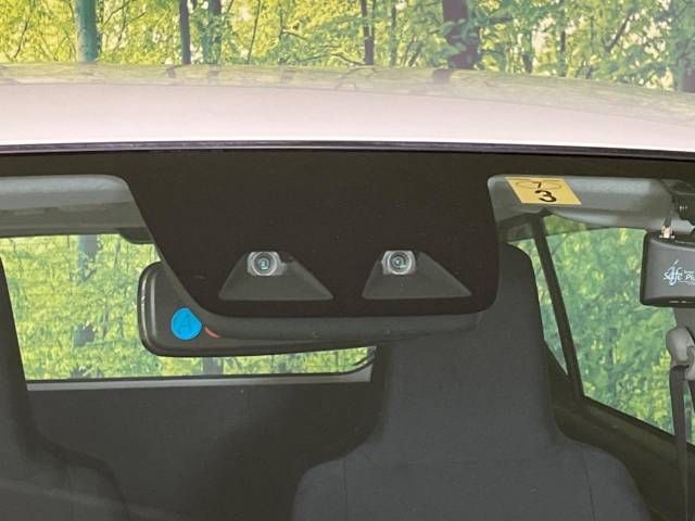 【スマートアシスト】走行中に前方の車両等を認識し、衝突しそうな時は警報とブレーキで衝突回避と被害軽減をアシスト。より安全にドライブをお楽しみいただけます。