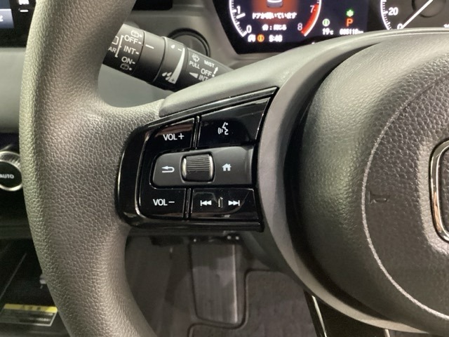 ステアリングスイッチがついていますので、オーディオのチャンネル変更、ボリューム、ジャンル変更が操作可能です。ハンドルから手を離さず安全に操作できます。