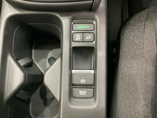 セレクトレバーの下に電子制御パーキングブレーキがあります。スイッチひとつで、停車した地点の傾斜などをシステムが検知・判断してブレーキ力を自動的に最適制御し、しっかり停車できるパーキングシステムです。