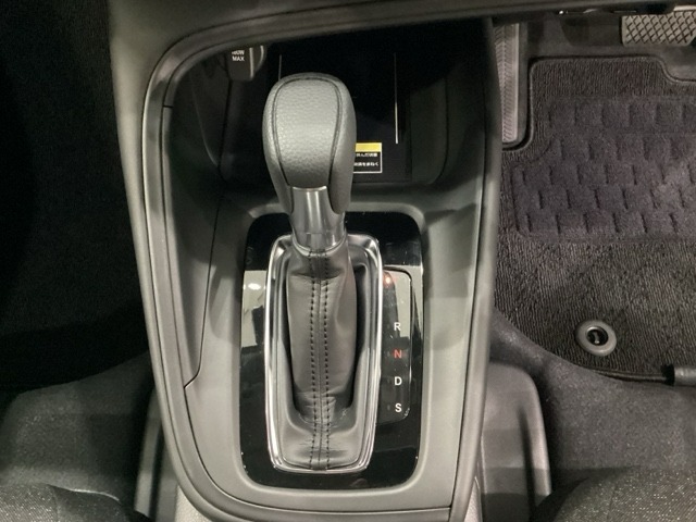 CVT車のセレクトレバーです。低速から高速まで、変速ショックのないスムーズな走りと、エンジン効率のよい領域を維持して燃費にも貢献します。サイドブレーキはスイッチ操作の電子制御パーキングブレーキです。