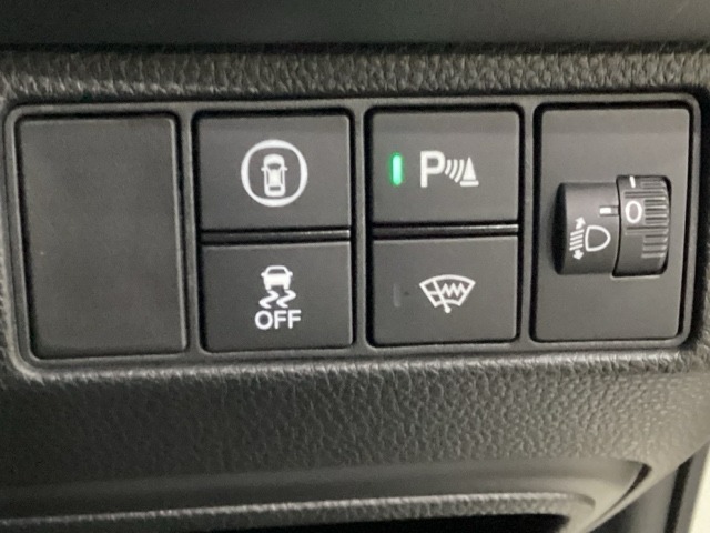 ハンドルの右側にはヘットライトリベライザーとHondaセンシング用のVSA解除スイッチなどがついています。ヘッドライトリベライザーは道路状況や積荷の加重に応じてライトの高さを調節できます。