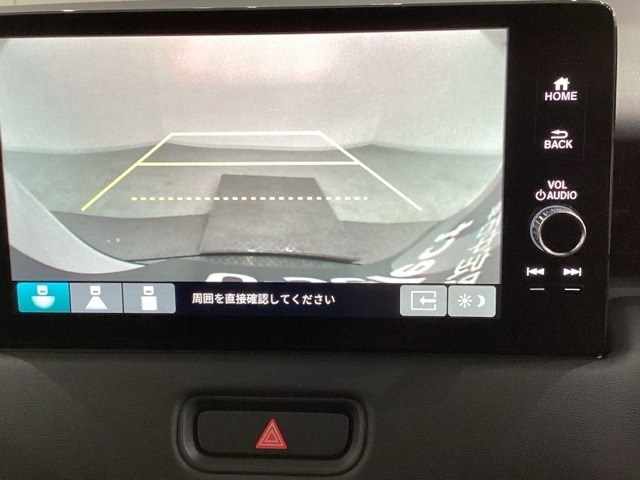 バックでの車庫入れも安心です！　リアカメラが付いているバックモニター付のナビを装備しております。操作線もついており距離感も画面から確認できます。