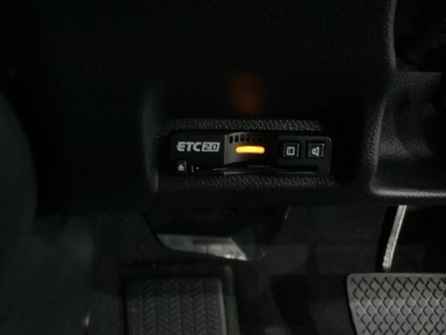 ハンドルの左下にETC2.0がついています。高速道路の料金所の通過も楽々です！。　カードの取り出しもしやすい場所についています。