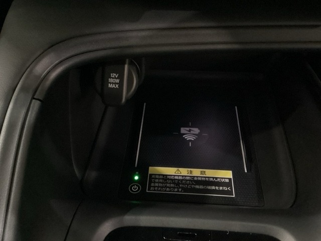 センターコンソールにはワイヤレス充電器を装備してます。Qi（チー）規格対応のスマートフォンなどを置くだけでワイヤレスで充電可能です。