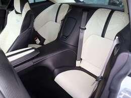 ◆デュオトーンインテリア：ブラック/アイボリー ◆トライアクシャルキルティング ◆カーボンインテリアトリム