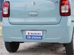 【リアパーキングセンサー】バンパーに付いたセンサーが障害物を検知。一定の距離に近づくとアラートで教えてくれます。狭い駐車スペースや車庫入れ時も安心です。