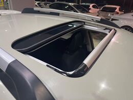 【サンルーフ】開放感たっぷりの希少装備、サンルーフが装着されています！車内に明かりを取り入れたり景色を楽しむ以外にも、車内の空気も簡単に換気できて快適です！
