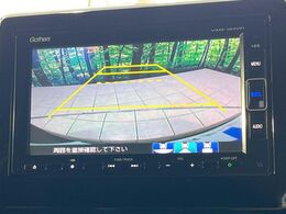 【バックカメラ】駐車時に後方がリアルタイム映像で確認できます。大型商業施設や立体駐車場での駐車時や、夜間のバック時に大活躍！運転スキルに関わらず、今や必須となった装備のひとつです！