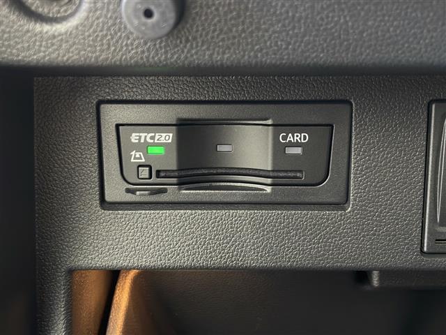 【ETC】有料道路を利用する際に料金所で停止することなく通過できる、ETC車載器（ノンストップ自動料金収受システム機器）が装備されています。セットアップを行うことで利用可能になります。