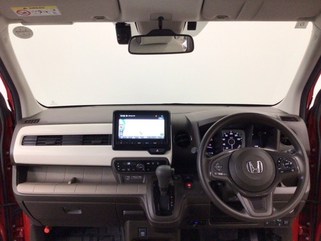 【前方視界】開放的な前方視界！運転がしやすく疲れにくいです♪窓が大きく、見通しがとっても良いおクルマですよ♪