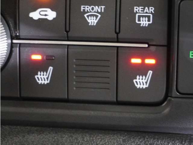 【シートヒーター】寒い日も、心地よく過ごせる空間を。温度調節が可能です。