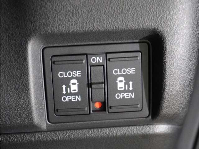 【パワースライドドア】車外・車内のドアハンドルからはもちろん、運転席スイッチやリモコンキーからも開閉操作が可能。挟み込み防止機能もあり、お子さまの乗り降りも安心。