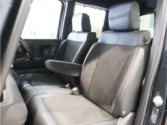 【フロントシート】からだを包みこむような形状でホールド感があり、ロングドライブでも疲れにくいシート。後ろの席のゆとりも考えた背面形状など、機能を踏まえながらスマートなデザイン！