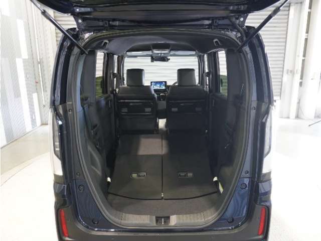 【トランクスルー機構】後席を前に倒してトランクルームとつなげ、長尺物の収納を可能にするトランクスルー機構も備えています。