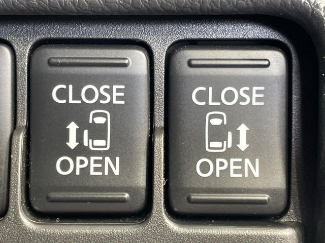 【両側パワースライドドア】スマートキーや運転席のスイッチで後席両側スライドドアの開閉が可能♪電動だから力を入れてドアを開ける必要が無く、小さなお子様でも簡単に開け閉めでき快適です♪