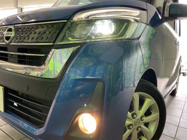 【LEDヘッドライト】悪天候や夜間走行時も良好な視界を確保し安心して運転できる高輝度LEDヘッドライトを装備！点灯速度が早く、消費電力も抑えられています。