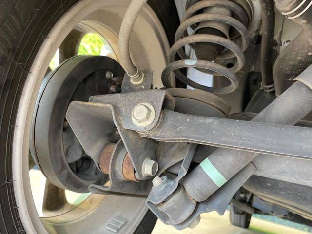 お車を安心してお乗りいただく為には、足回りの定期点検が欠かせません。サービスサポート（有償保証）では無料点検もご提供しており、安心のカーライフをお過ごしいただけるサポート体制が整っています。