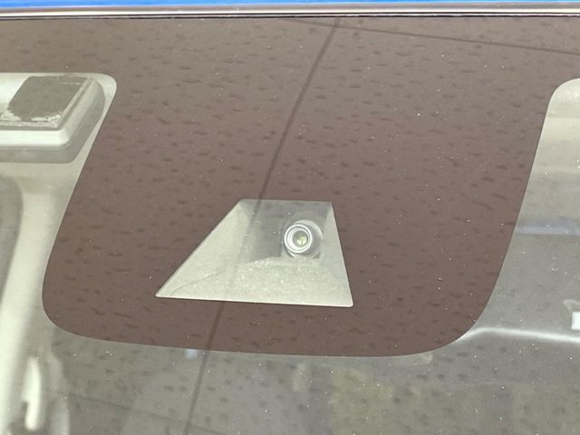 【エマージェンシーブレーキ】走行中に前方の車両等を認識し、衝突しそうな時は警報とブレーキで衝突回避と被害軽減をアシスト。より安全にドライブをお楽しみいただけます。