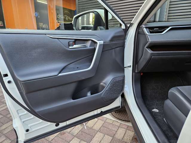ドア内張の状態もご覧の通り良好です。運転席側のシートはメモリー付きパワーシートとなっており、ドアの部付近にメモリーボタンが装備されております。ご家族皆様で使用する場合などに非常に便利な機能です。