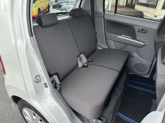 足元にお荷物を置いてもゆとりのあるシートは、ロングドライブでも快適にお過ごしいただけます。