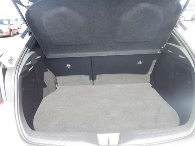 ●後席空間もしっかり確保●　最適なパッド厚を追求した、座り心地の良いシート☆6：4分割可倒式を採用し、シート肩口のレバーで荷室の拡大もOK（＾＾）