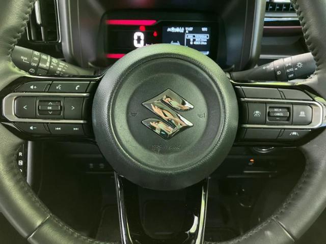 WECARSの展示場では実際に見て、触ってお車をお選びいただけます！知識の豊富な営業スタッフが様々なカーライフをご提案いたします！