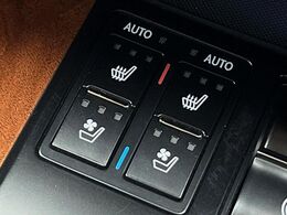 【シートベンチレーション】夏場は涼しい風でお尻や背中の熱やムレを防ぎ、冬はエアコンよりも早く温まってポカポカに！季節を問わず快適に過ごせます。