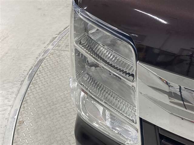 明るく遠くまで照らす光量で夜間走行の視認性を高めます。