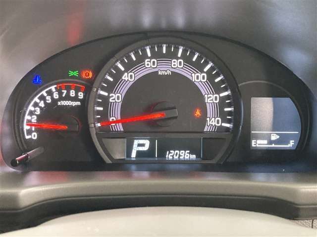 アナログメーターは、メーターを凝視しなくても針の位置で大体の情報が把握できて、ドライバーとクルマとの一体感を高めてくれます。