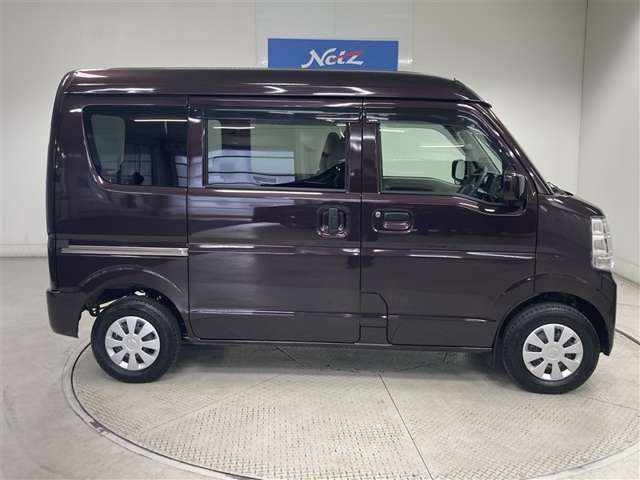 狭い場所での積み下ろしに便利なスライドドアです。