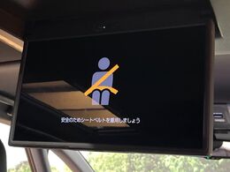 【フリップダウンモニター】大画面モニターで後席でもエンタメをお楽しみいただけます。小さなお子様にも大人気の装備です♪