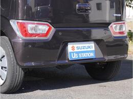 【リアパーキングセンサー】バンパーに付いたセンサーが障害物を検知。一定の距離に近づくとアラートで教えてくれます。狭い駐車スペースや車庫入れ時も安心です。