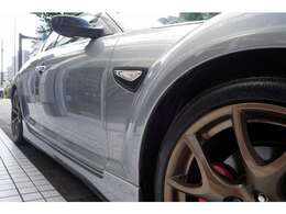 目立つキズもなくスッキリとしたサイドラインです。