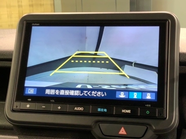 リバースギアに入れるだけで後方の表示へ切り替わります。夜間や雨の日の駐車も楽になりますよ。
