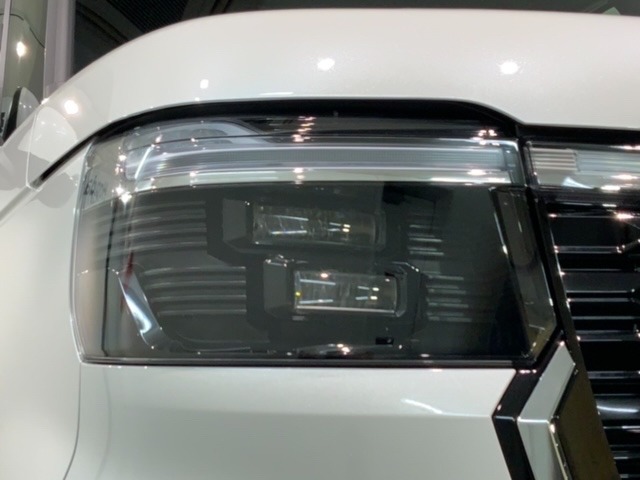 LEDヘッドライトは、点灯の瞬間から最大光量を発揮し、突然暗くなるトンネルなどでの安定感を高めます。