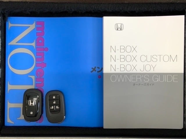スマートキーは鍵をバッグに入れたままでもドアロックの開閉やエンジンのON・OFFができます。夜間や雨の日も鍵を探さなくて良いので便利です。