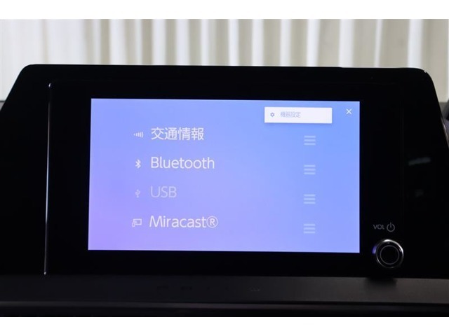 ディスプレイオーディオ搭載。スマホと同じ感覚の画面タッチ操作はもちろん、ハンズフリー通話ができるので、運転中でも安心です。