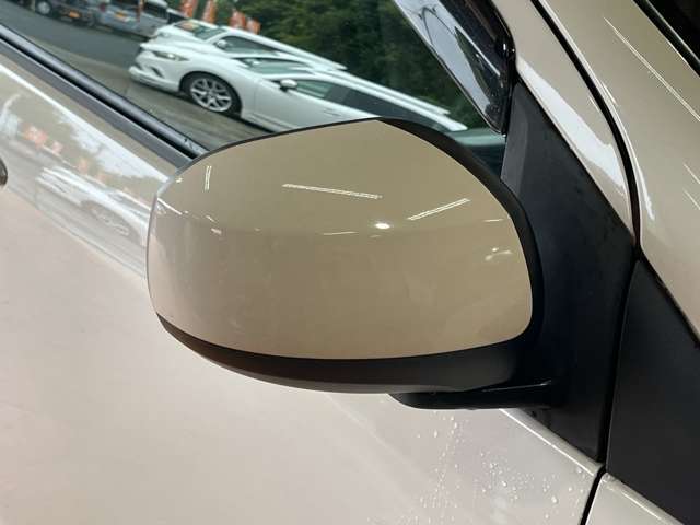 屋内展示場も御座いますので、天気が悪い日でもゆっくりと細部まで展示車を納得いくまでご覧頂けます。または、日が落ちてしまっても同様に明るい場所でご商談出来るお店になっております。