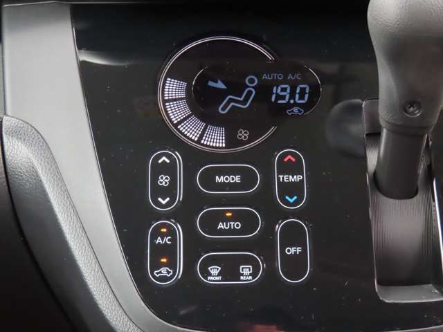 お好みの温度に合わせれば自動的に調節、オートエアコン装備。年中快適な車内。