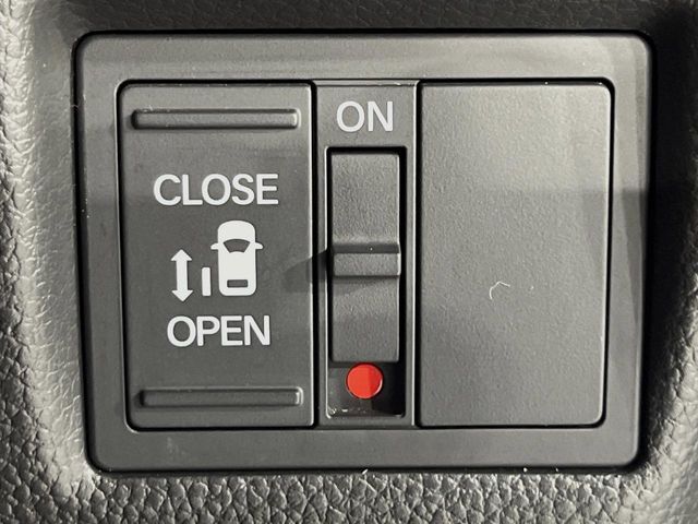 【パワースライドドア】スマートキーや運転席のスイッチでスライドドアの開閉が可能♪電動だから力を入れてドアを開ける必要が無く、小さいお子様でも、重い荷物を持っている時もラクに開け閉めできます♪