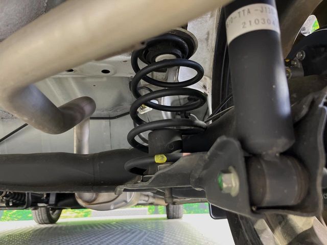 お車を安心してお乗りいただく為には、足回りの定期点検が欠かせません。サービスサポート（有償保証）では無料点検もご提供しており、安心のカーライフをお過ごしいただけるサポート体制が整っています。