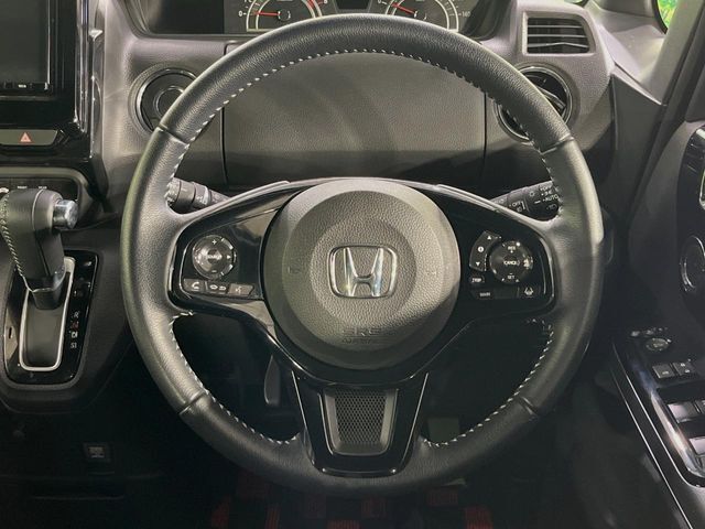 【ステアリングスイッチ】運転中、前方から目線をそらすことなく、オーディオ等の操作が可能な便利機能！安心＆快適なドライブを演出してくれます♪