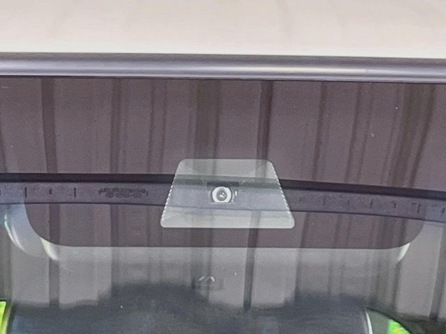 【ホンダセンシング】走行中に前方の車両等を認識し、衝突しそうな時は警報とブレーキで衝突回避と被害軽減をアシスト。より安全にドライブをお楽しみいただけます。