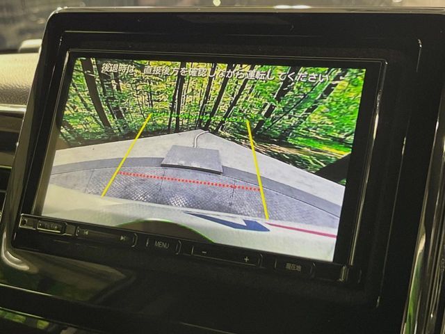 【バックカメラ】駐車時に後方がリアルタイム映像で確認できます。大型商業施設や立体駐車場での駐車時や、夜間のバック時に大活躍！運転スキルに関わらず、今や必須となった装備のひとつです！