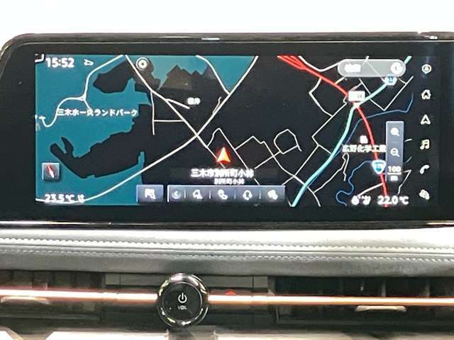 日産純正12インチ大画面ナビです。クリアな画質を楽しんでいただけるフルセグ地デジTVなど、書ききれないほどの機能が満載です。