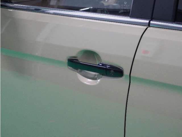 【スマートキー】鍵を持っているボタンを押すだけでエンジン始動。ドアの施錠もボタンを押すだけ。鍵は無くさない様にポケットに入れたまま。