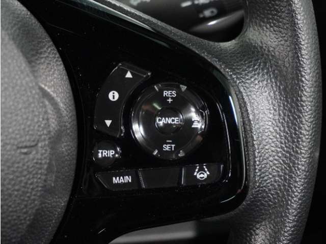 【アダプティブクルーズコントロール】ステアリングのスイッチを操作するとミリ波レーダーで先行車との距離を測定。設定を適切に保ちながら加速・減速、さらに停止まで自動に追従します。