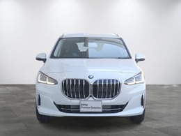 BMWのまさに「顔」ともいえる「キドニー・グリル」は、他の追随を許さない存在感を誇り、「キドニー・グリル」を見かけただけでBMWの風格を感じさせます！！