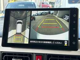 【アラウンドビューモニター】クルマを真上から見下ろしているかのような映像によって、車庫入れや縦列駐車などの駐車時に、自車と駐車位置の関係をひと目で確認でき、スムースな駐車をサポートします。